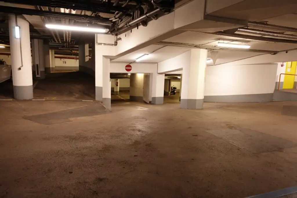 Garagenplätze gleich bei U4/U6 Längenfelgasse