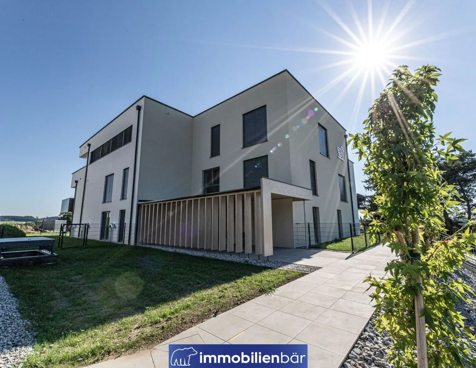Moderne vermietete Traumwohnung in Top-Lage mit Balkon und Carport