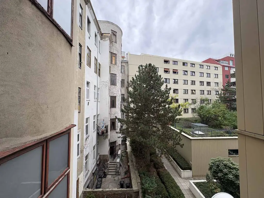 Erstbezug nach Sanierung - Innenhoflage - 
Schöne 1 Zimmer Wohnung