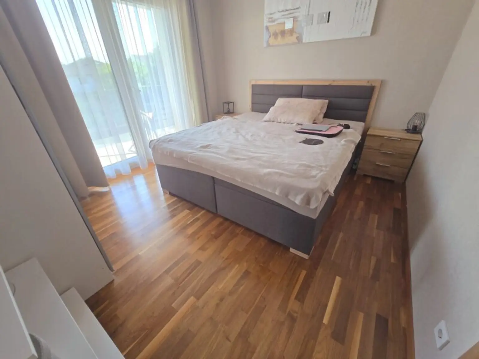 Traumhaft LUXURIÖS AUSGESSTATTETES SMART EFH in Leopoldsdorf: Wfl. 196m², 6 Zimmer, Balkon & Terrasse! + PHOTOVOLTAIK ANLAGE mit STROMSPEICHER + beheizter POOL  + GARAGE + GRILLPLATZ +
