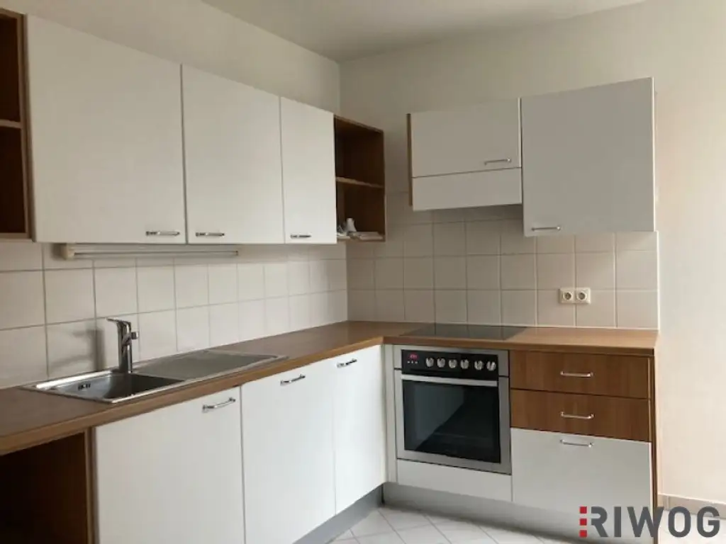 3 Zimmer-Penthouse-Wohnung mit Balkon in den grünen Innenhof gerichtet