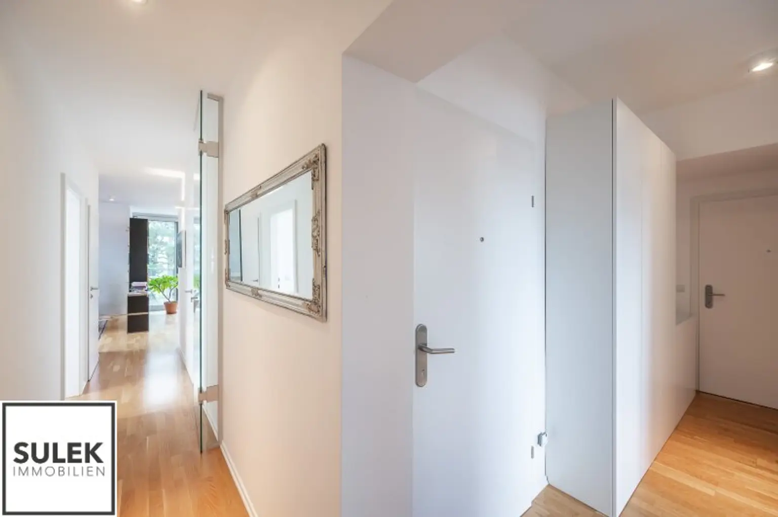 Ab Dezember: zentral begehbare 3 Zimmer Dachgeschoss Wohnung mit südseitigem Balkon im Herzen Döblings!