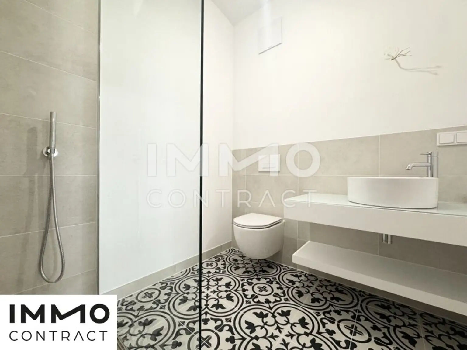 Bad mit Dusche und WC