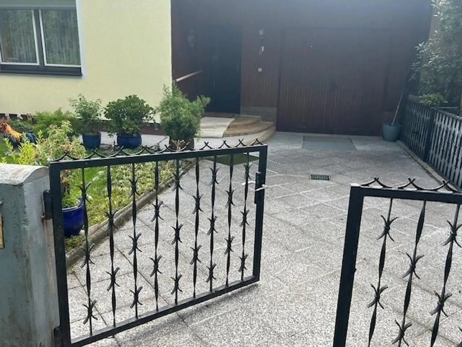 2 bis 3 Familienhaus mit Vollkeller,    mit  4 Garagen, Brunnen und Werkstatt  - sehr viel Wohnraum- 4 Bäder