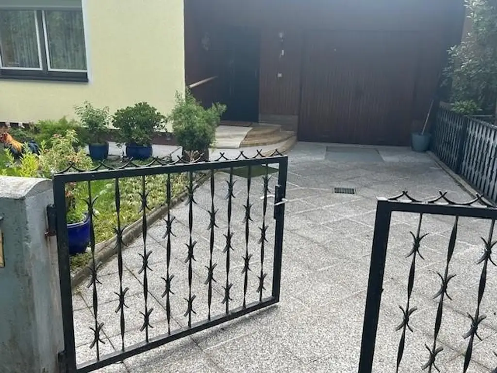 2 bis 3 Familienhaus mit Vollkeller,    mit  4 Garagen, Brunnen und Werkstatt  - sehr viel Wohnraum- 4 Bäder