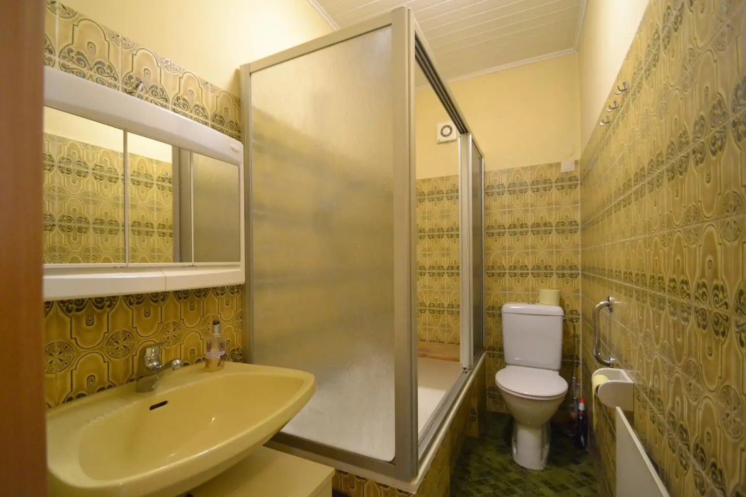 Bad mit Wanne und WC