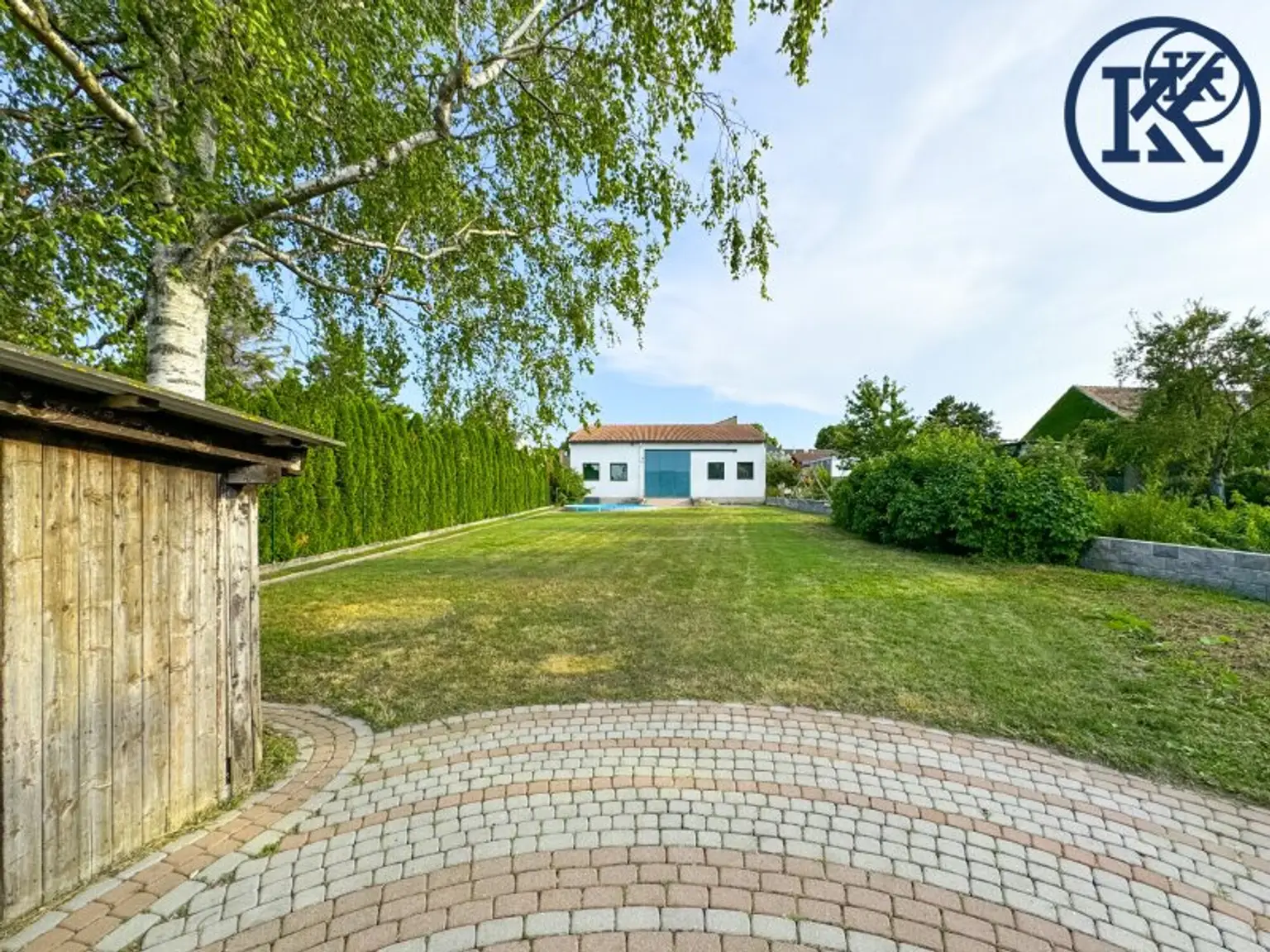 Garten von Strasse aus