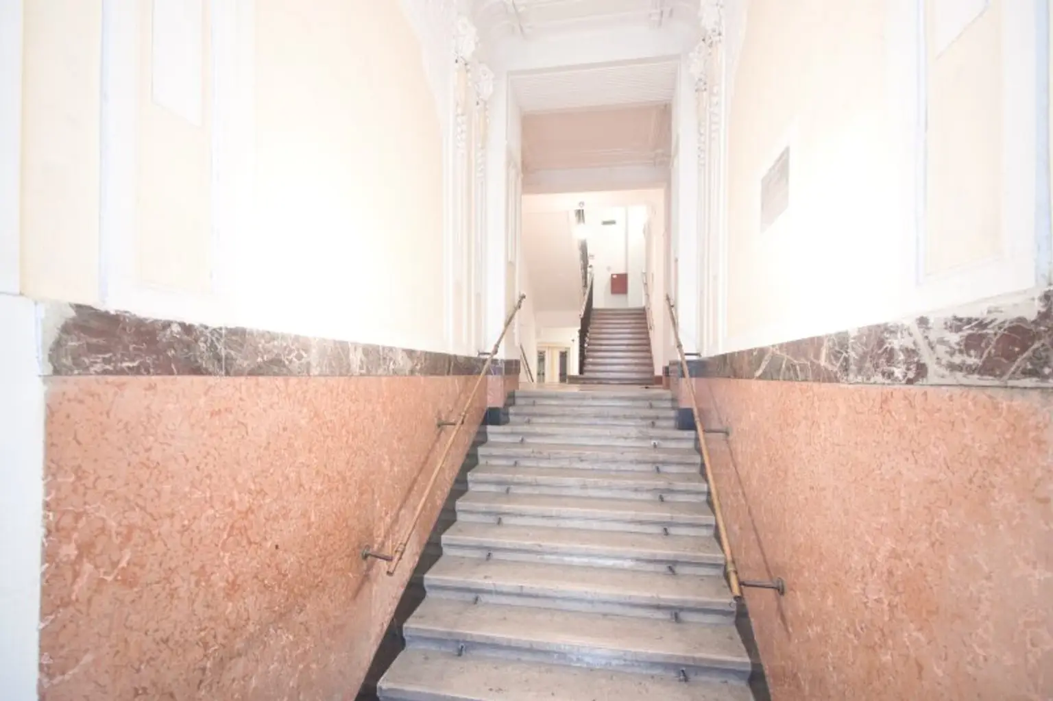 Sanierungsbedürftig | 2 Zimmer Altbau-Wohnung | ruhige Innenhoflage | zentral begehbar
