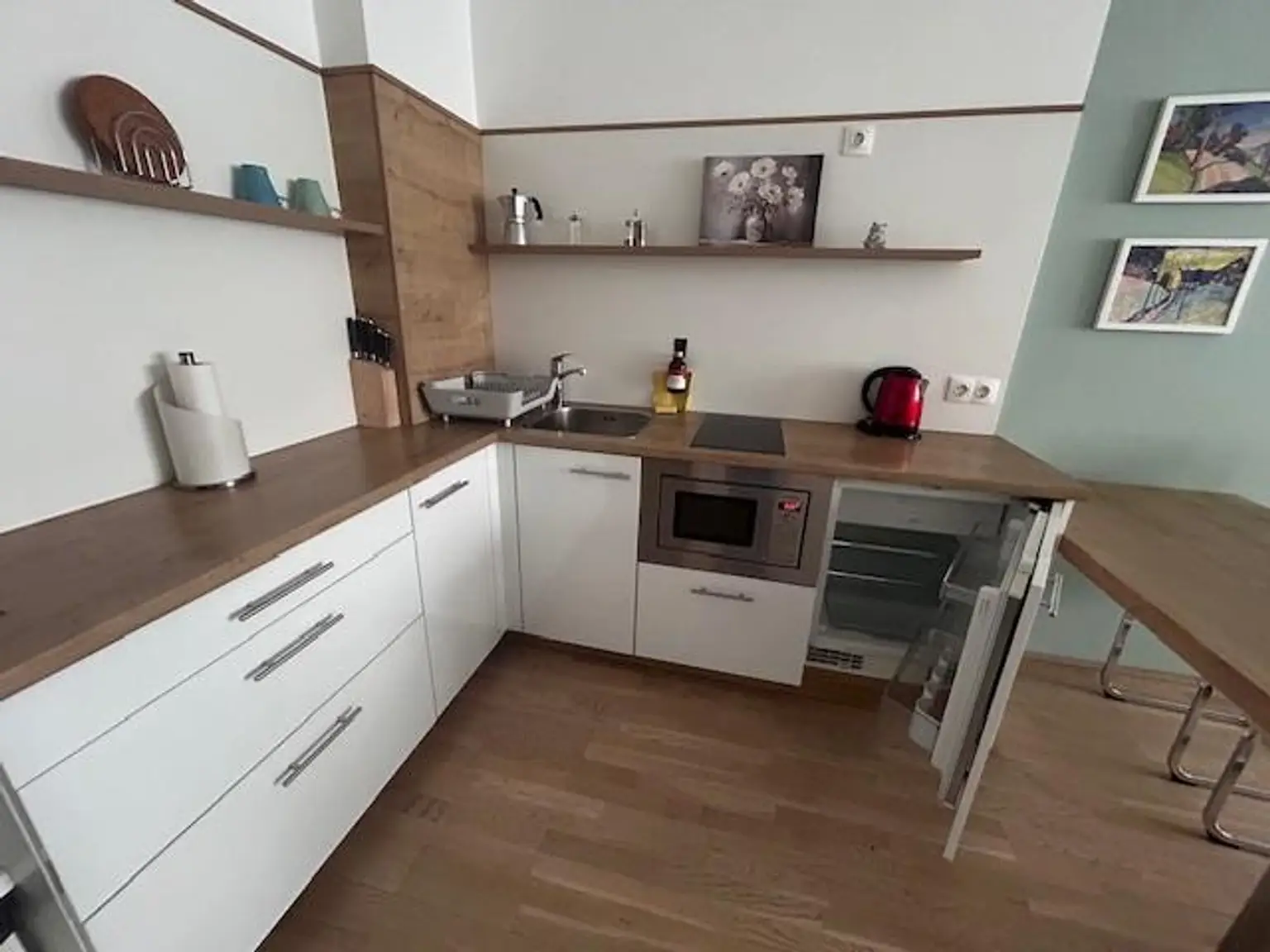 "Charming Furnished 2-Room Apartment in a Central Location"