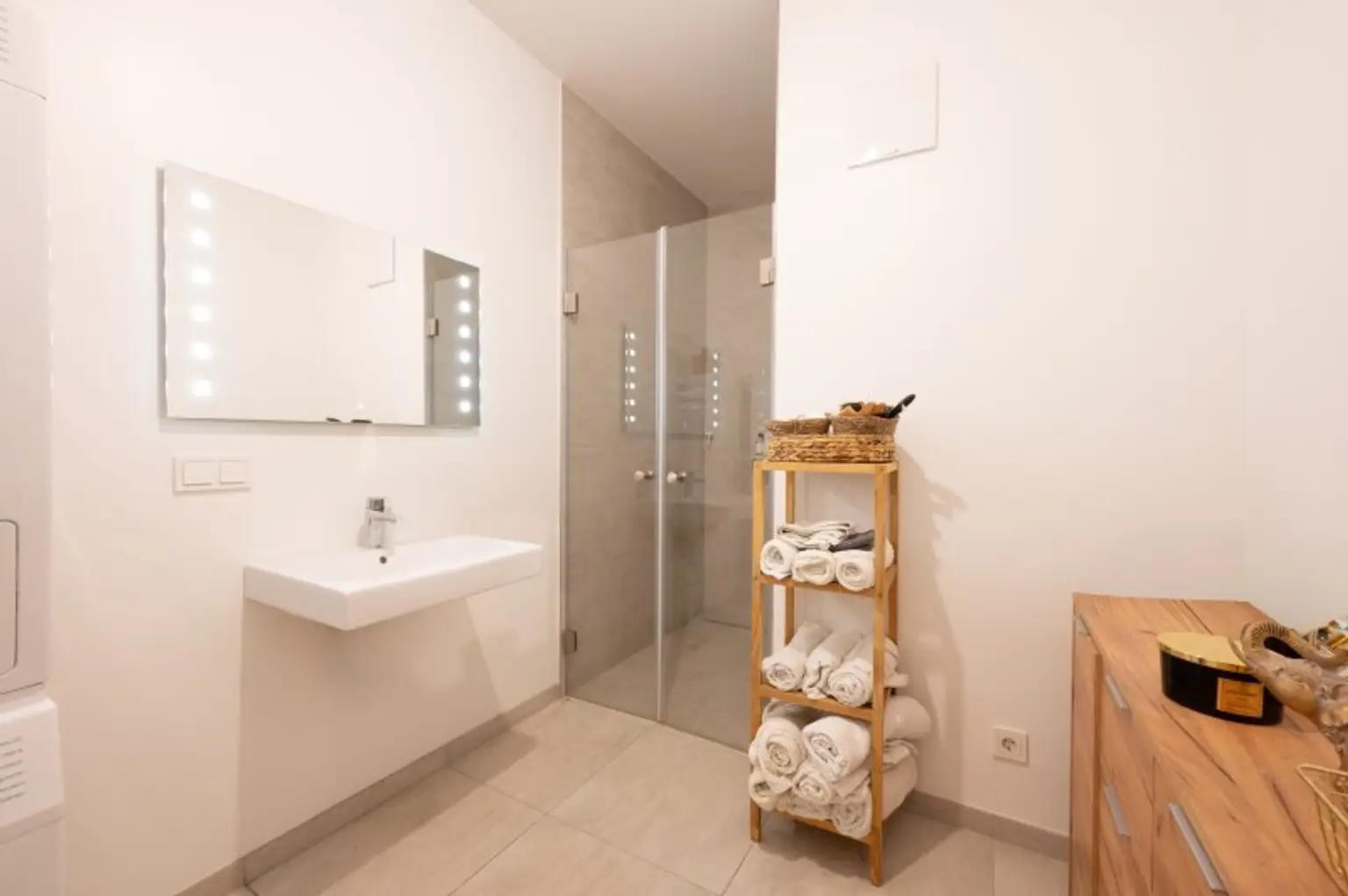 ZENTRUM FUSSLÄUFIG | Neuwertige Wohnung mit Garten und Tiefgarage, fußläufig zum Markt und zur Innenstadt