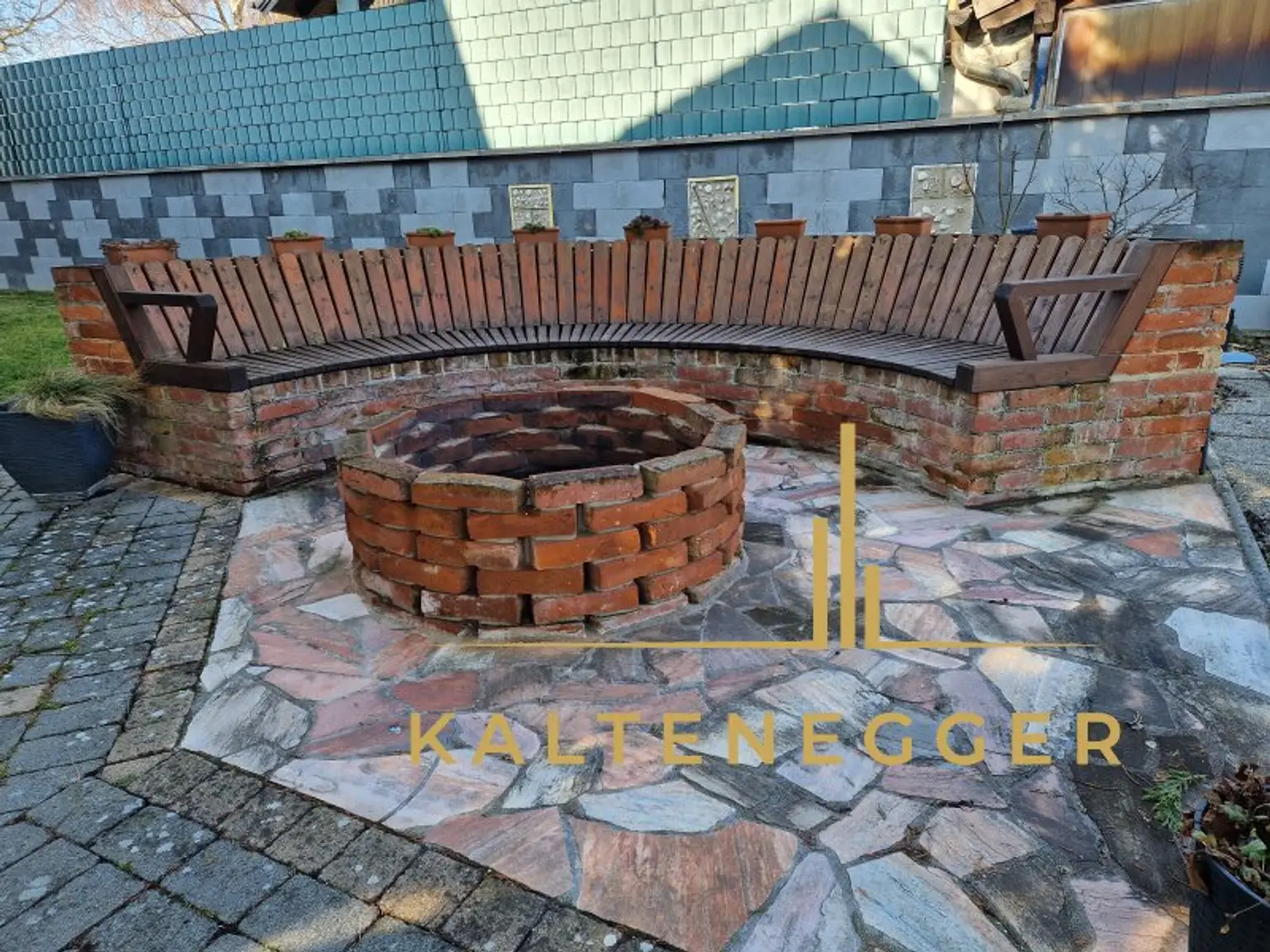 Gemauerte Sitzecke mit Feuerstelle für lauschige Abende