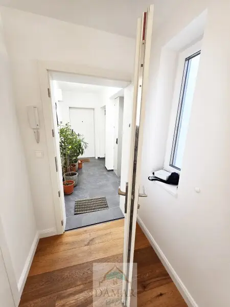 Eingang mit Sicherheitstüre