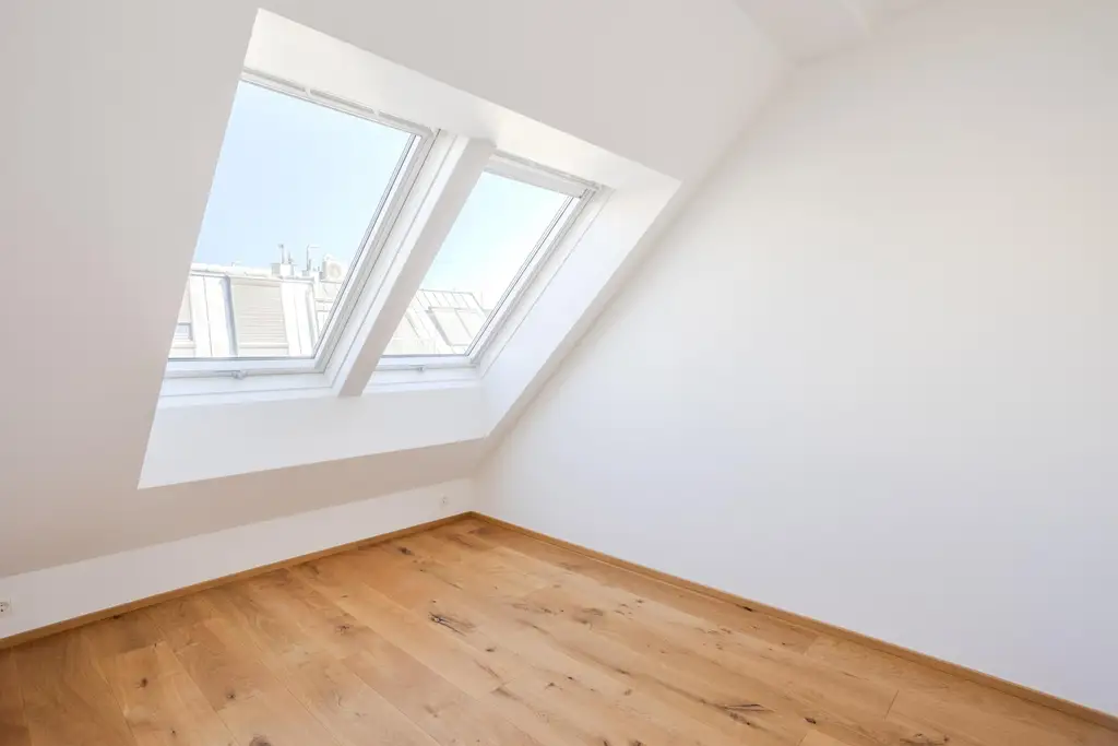 "Helles Dachgeschoss, Garage, Klima nähe U1"