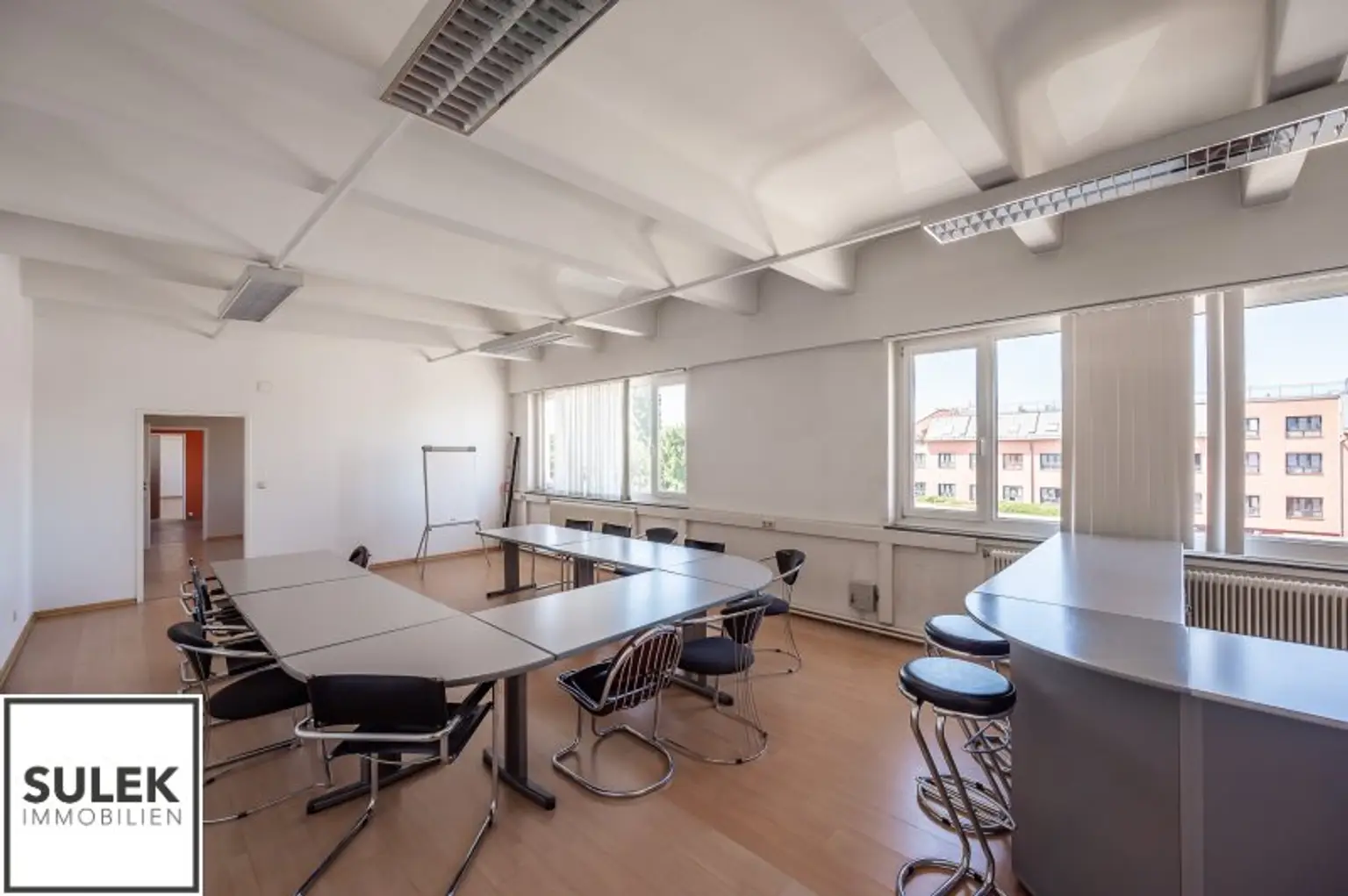 Grundstück mit vier Baukörpern - Büro-, Geschäfts- und Gewerbegebäude inkl. Parkplätzen in Vösendorf