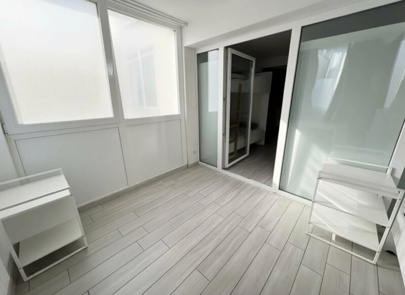 Helle 2-Zimmer-Wohnung mit großem Wintergarten (Heizkosten inkl.)