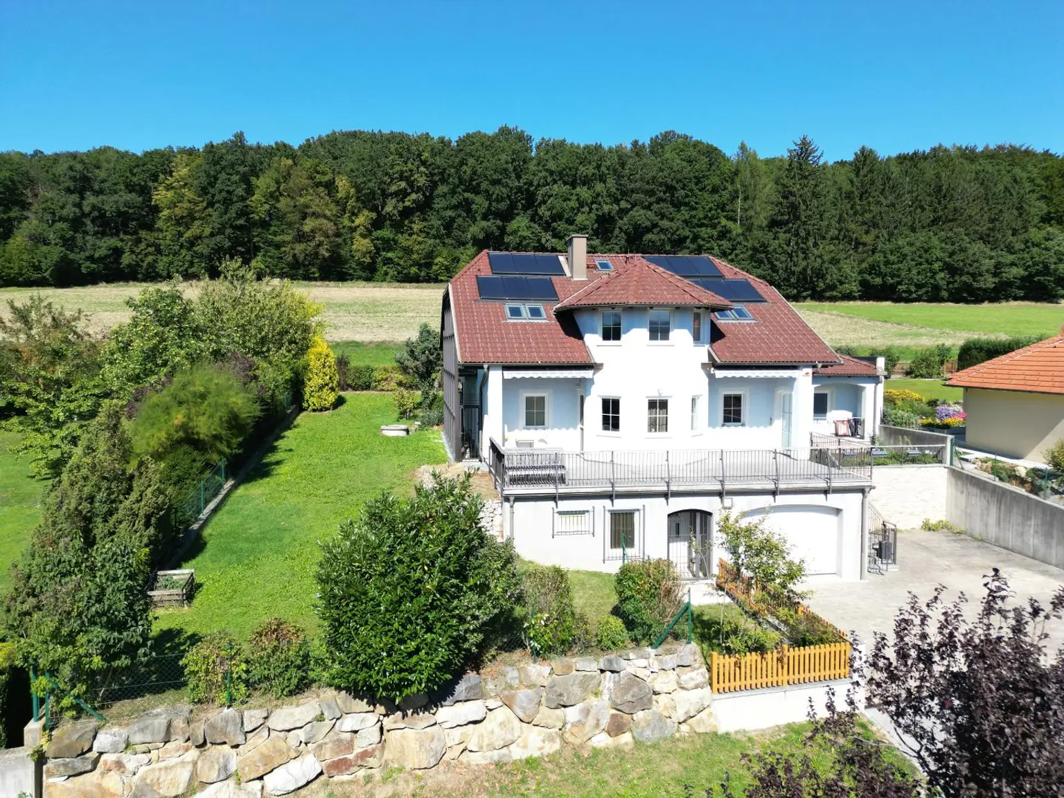 ZWEIFAMILIENHAUS IN ERHÖHTER GRÜNRUHELAGE MIT AUSBLICK