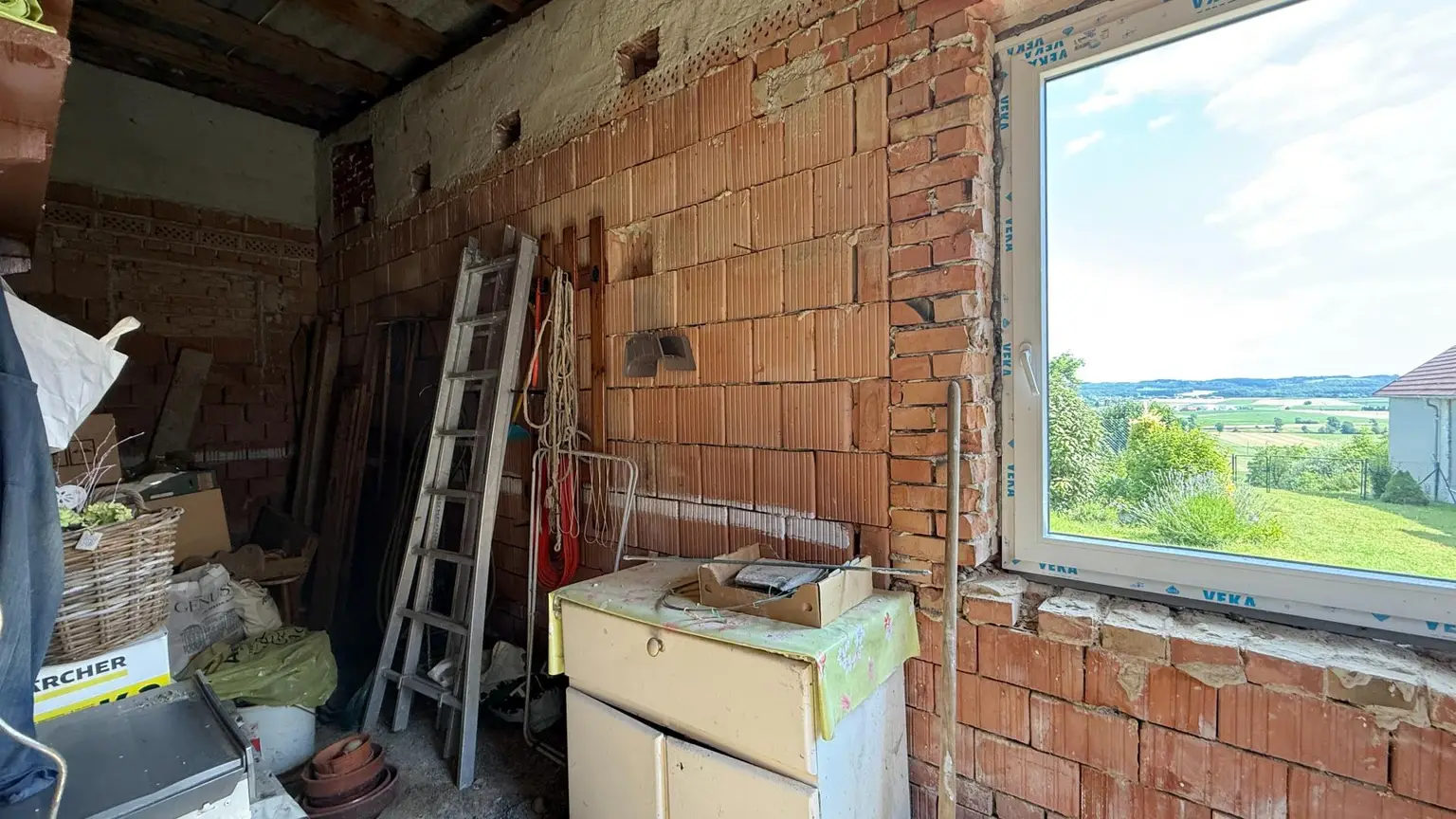 gepflegter Streckhof mit uneinsichtigem Innenhof und Weitblick