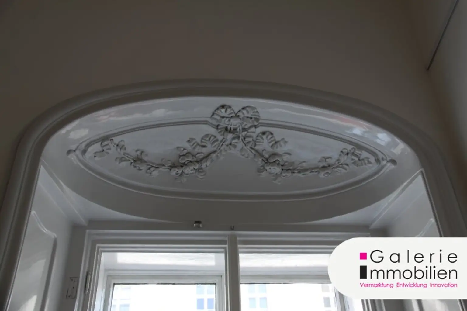 Rosetten beim Rundbogenfenster