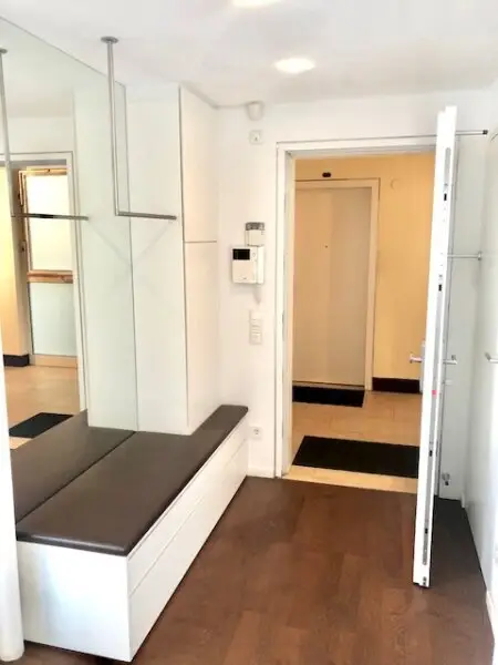 MIETWOHNUNG-INNENSTÄDTISCHE & EXQUISITE - PENTHOUSE- WOHNUNG-OHNE DACHSCHRÄGEN! mit 2,5-Zimmern in Top Lage - NASCHMARKT - 1060 WIEN!