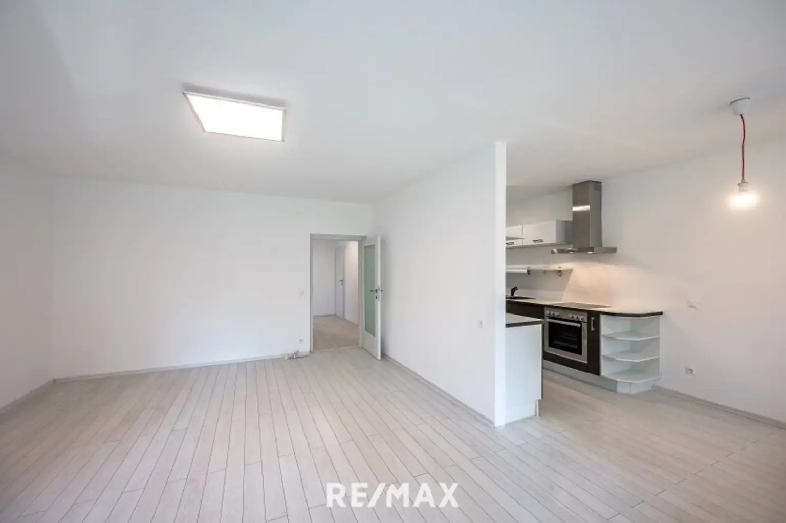 Wohnzimmer mit abgetrennter Küche