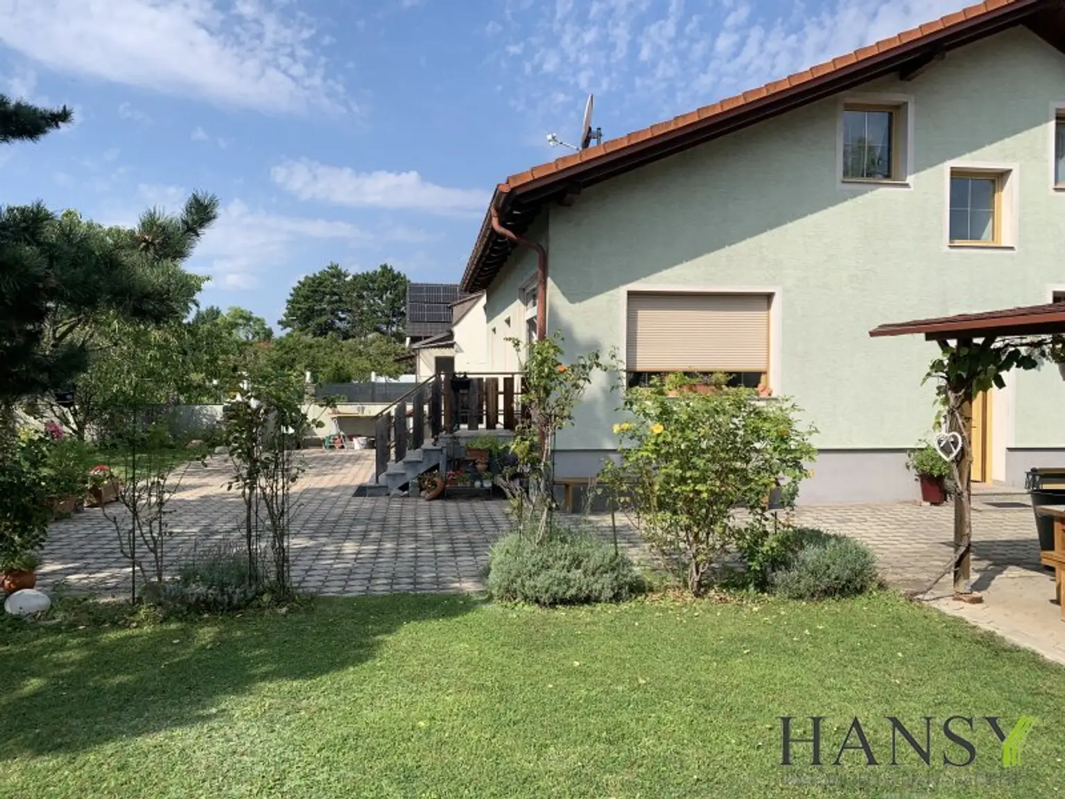Großzügiges, bezugsfertiges Traumhaus mit Baugrund, Doppelgarage und Gartenidylle