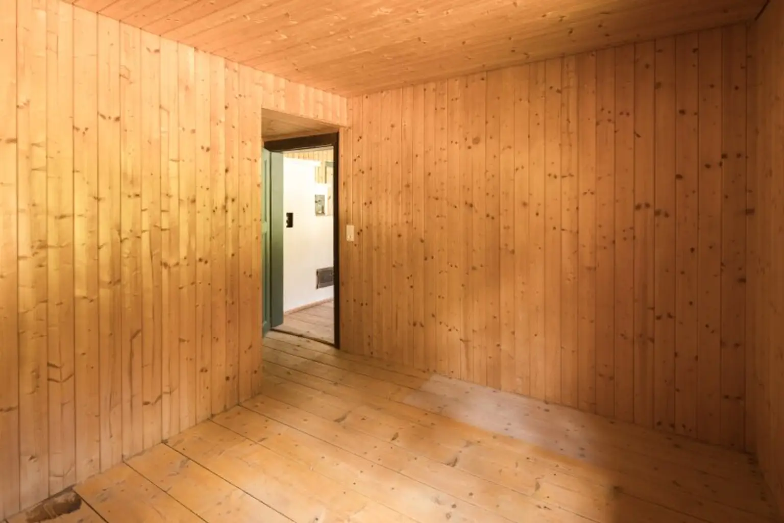 Holzboden und Vertäfelung