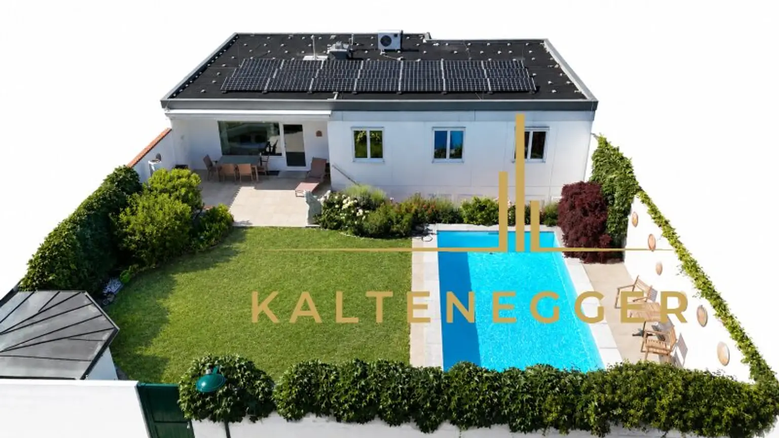 Blick auf den Bungalow mit Garten - Dach mit PV-Anlage