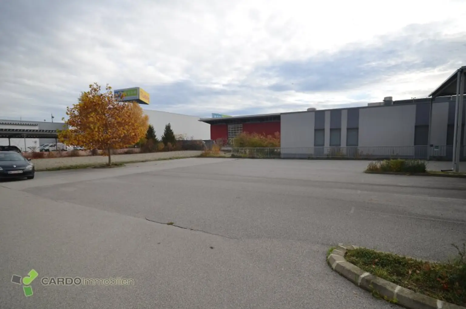 Halle und Lager 425m², 340m², 414m² für Veranstaltungen oder Lager, 2 Gewerbeobjekte nebeneinander mit große Parkplatz, entweder zusammen oder einzeln zu vermieten