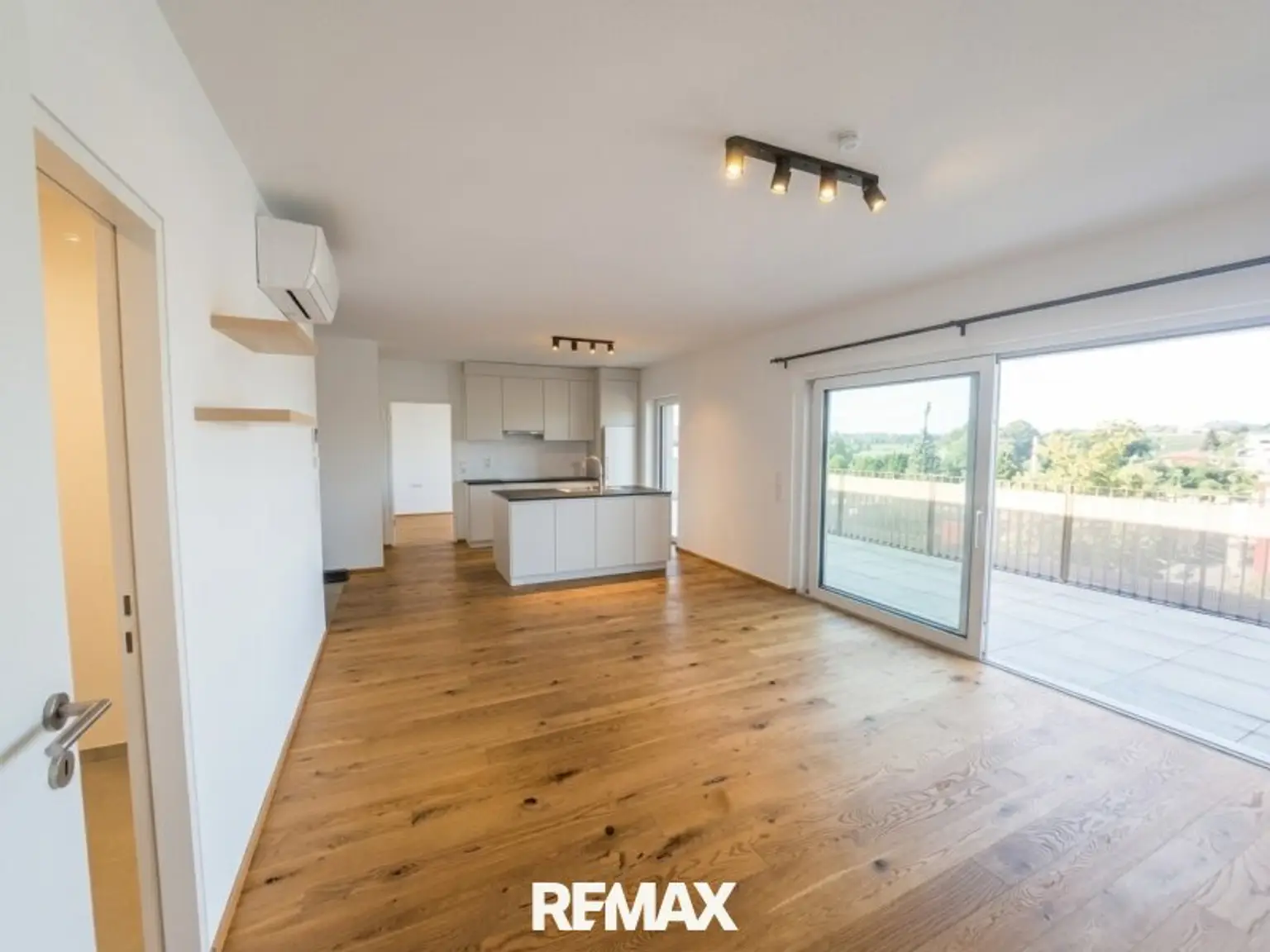 Wohnbereich mit Zugang zur Dachterrasse