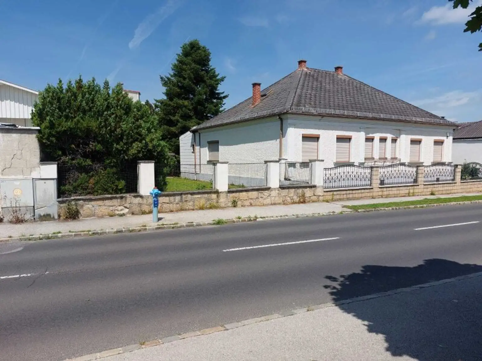 Einfamilienhaus auf großem Grundstück in Siegendorf! Teilweise Sanierungsbedarf!