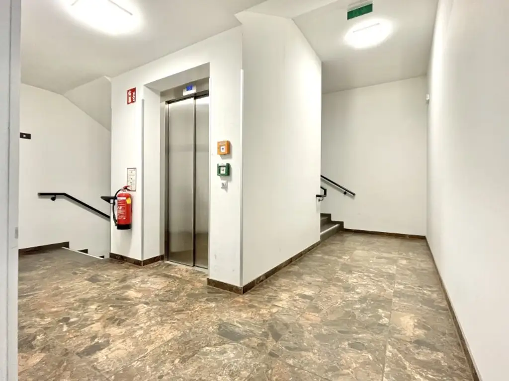 *Goldener Hirsch – Stilvolle 2-Zimmer-Wohnung mit Terrasse & Garten in der Ziedlergasse, 23. Bezirk*