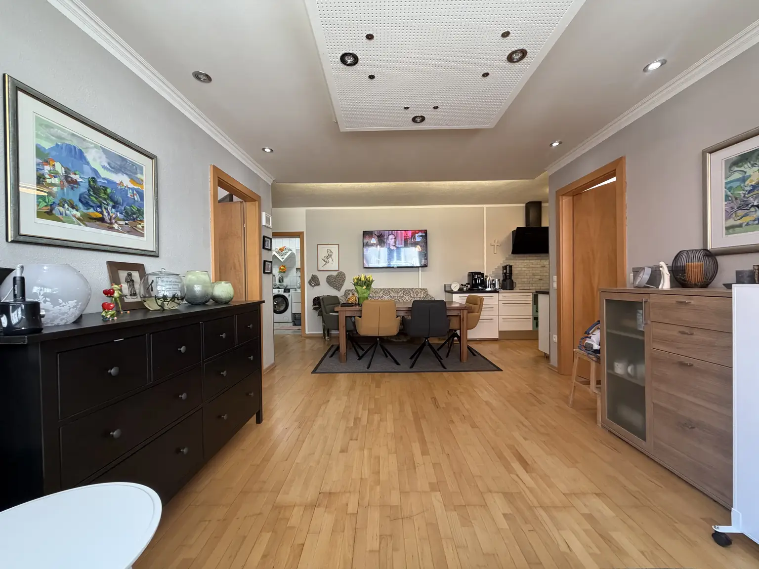 Bild Wohnbereich in Richtung Esstisch.jpg