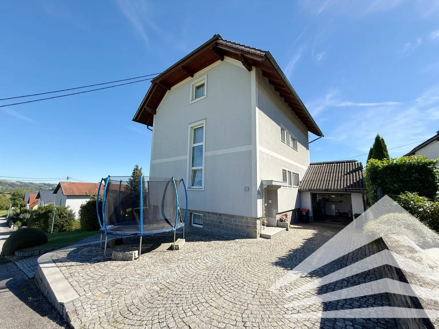 Großzügiges Mehrfamilienhaus in schöner Aussichtslage in Abwinden! 2 Garagen Plus Carport!