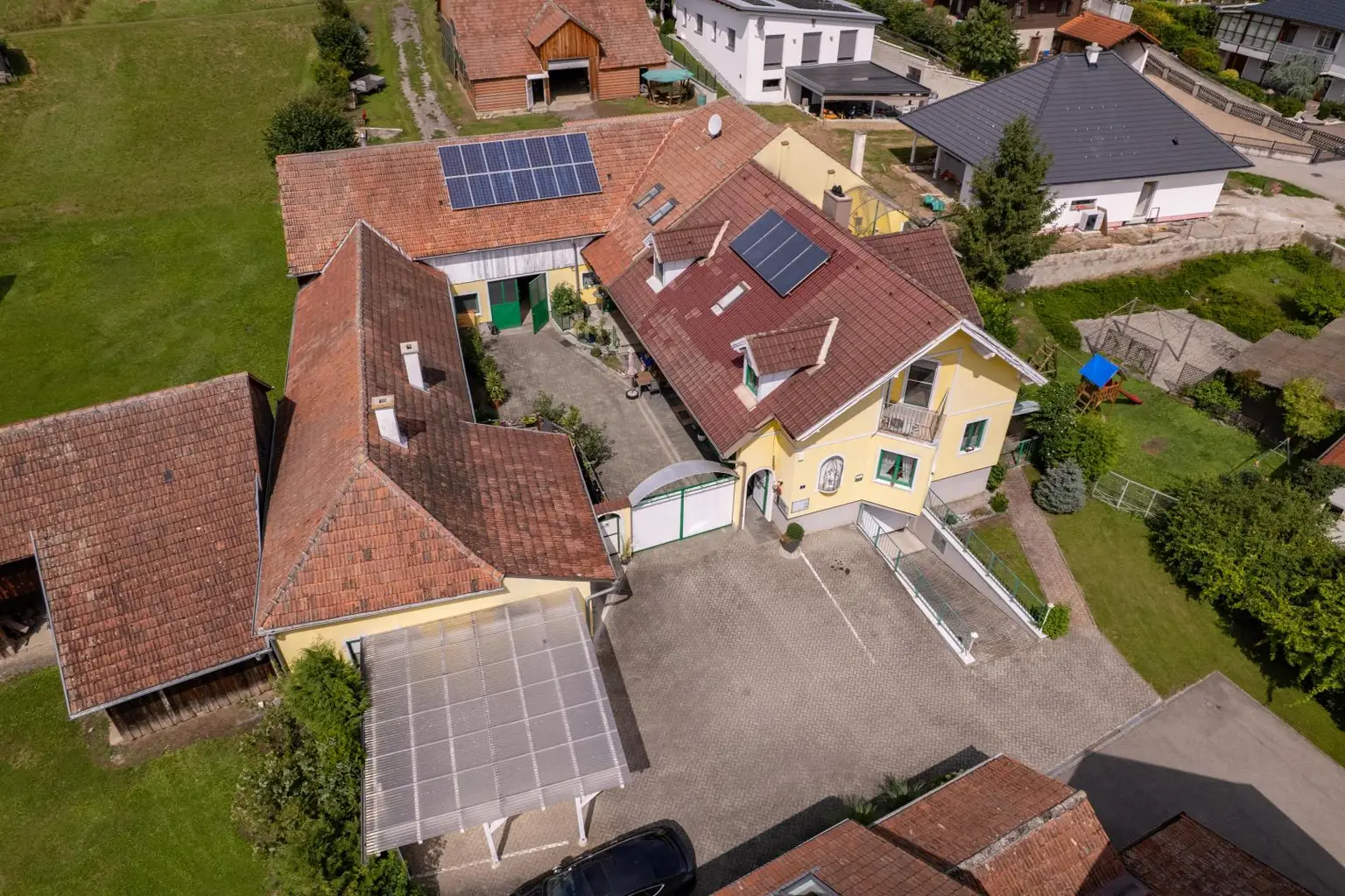 Großes Wohnhaus mit Heurigenlokal / 5 Gästezimmern und einem Miethaus
