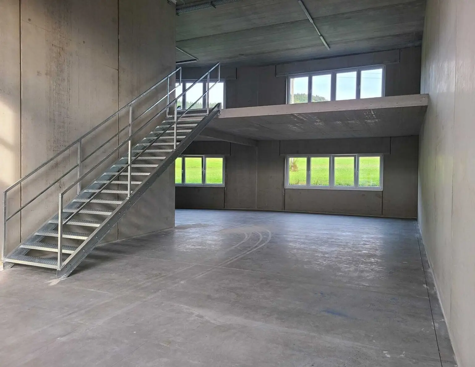 "MODERNE GEWERBEHALLE/LAGER im BUSINESSPPARK - mit SEE- und BERGBLICK nähe Autobahnanschluss mit Lagermöglichkeit"