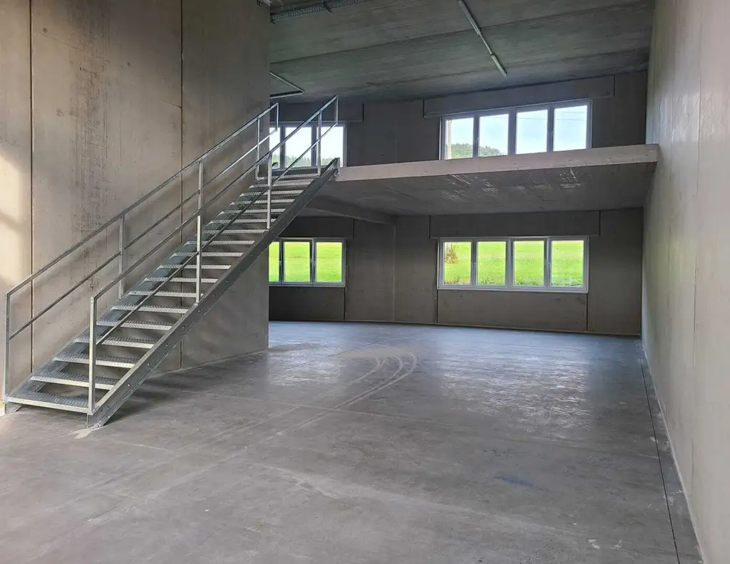 "MODERNE GEWERBEHALLE/LAGER im BUSINESSPPARK - mit SEE- und BERGBLICK nähe Autobahnanschluss mit Lagermöglichkeit"