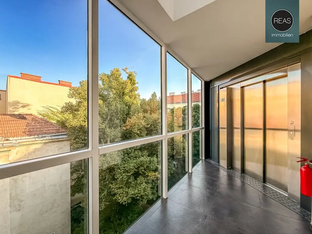 Provisionsfrei: Klimatisierte Dachgeschoss Maisonette mit 2 Terrassen und Kamin nahe Uno City!