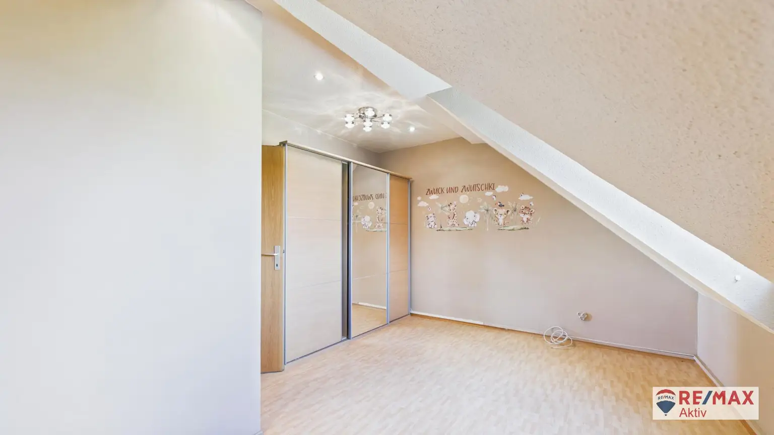 Großzügiges Ein- bzw. Zweifamilienhaus mit großem Garten und Garage