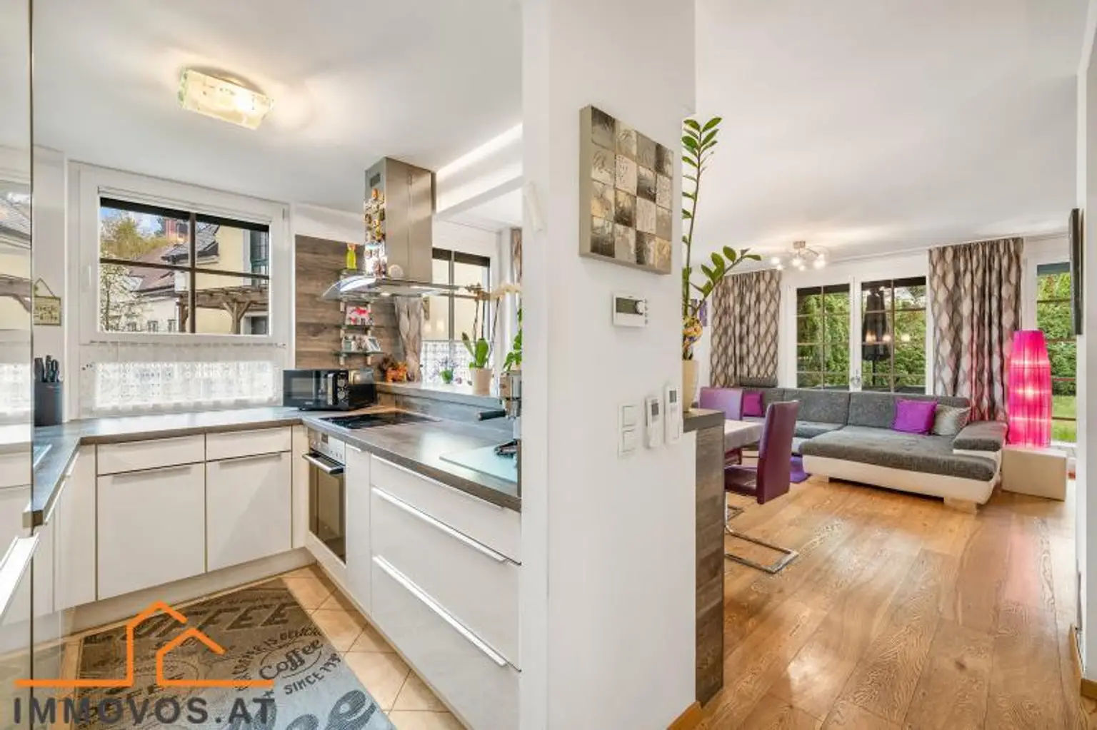 eine offene Küche mit Insel-Lösung für mehr Stauraum