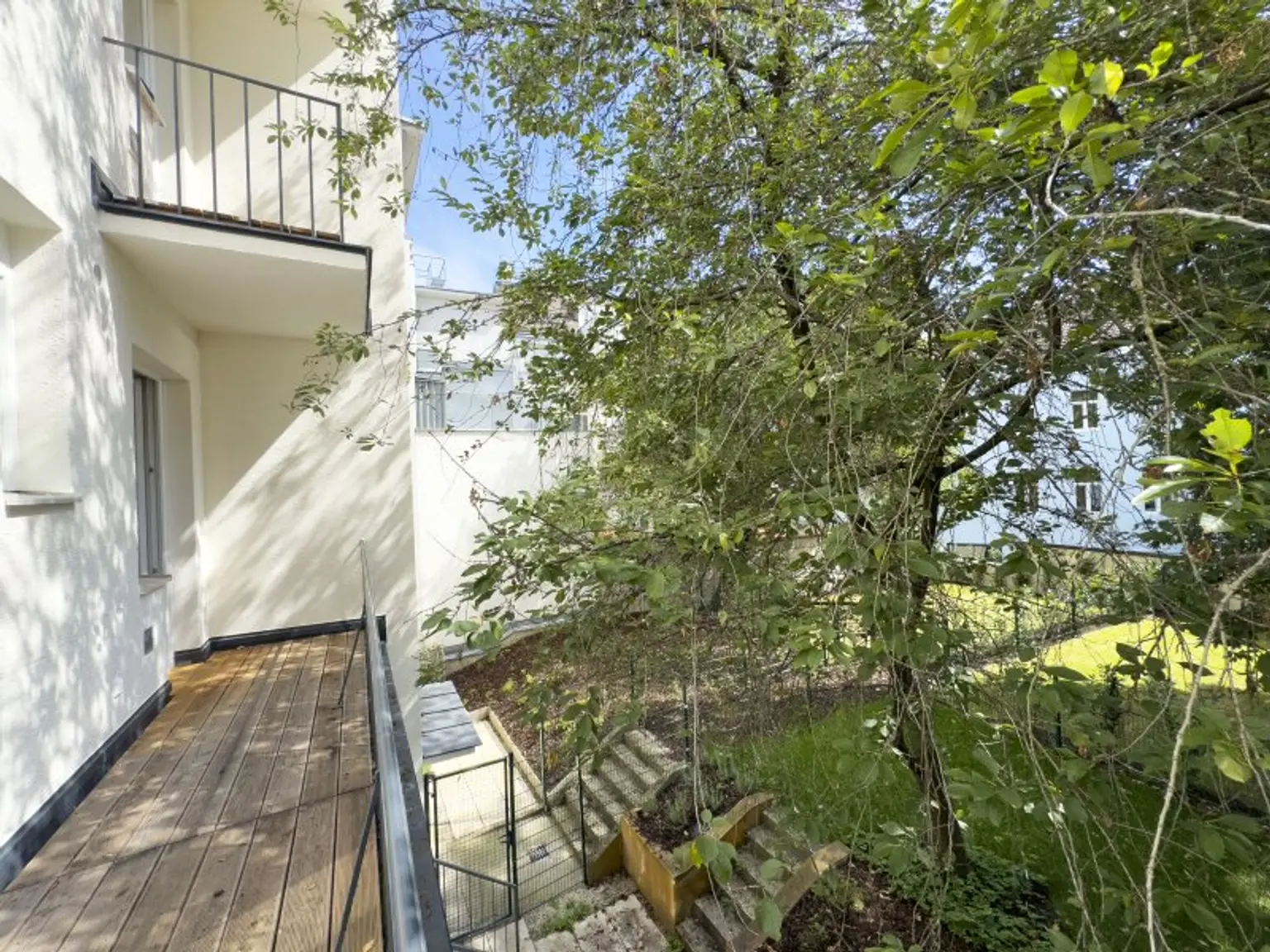 Charmanter Erstbezug nach Sanierung | 3 Zimmer + separate Küche | Balkon in Hofruhelage