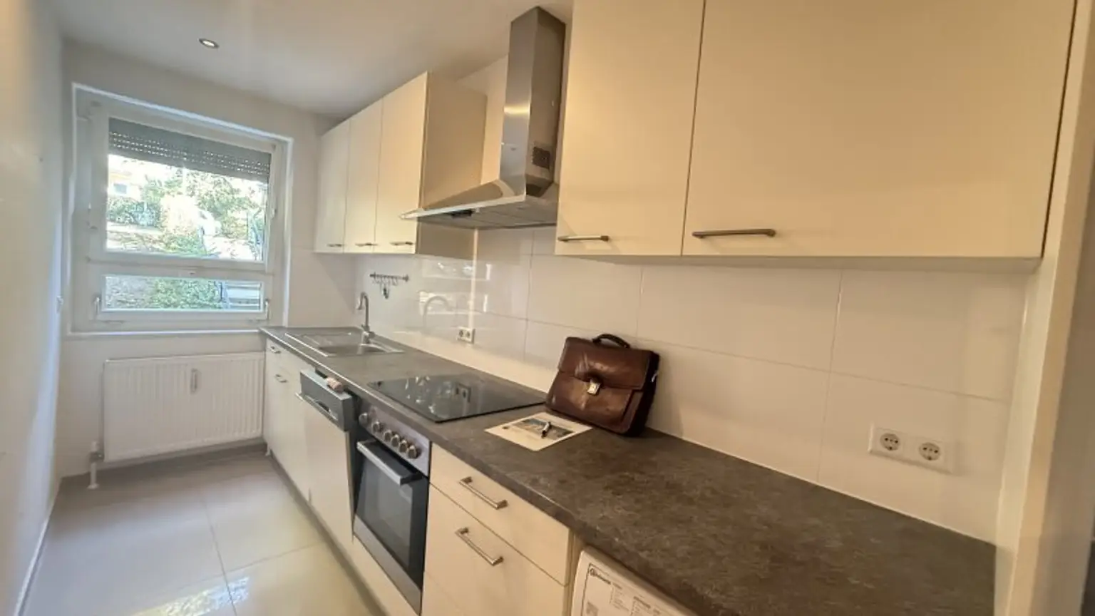 Baumeistergasse: Zwei Zimmer (zenral begehbar) mit separater Küche und Balkon!