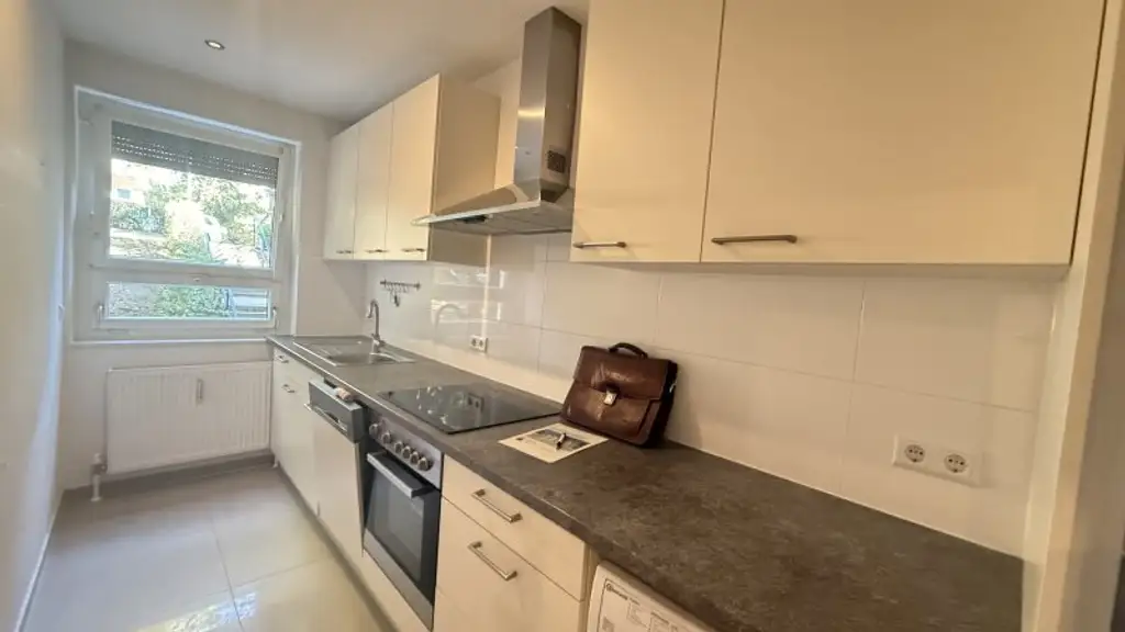 Baumeistergasse: Zwei Zimmer (zenral begehbar) mit separater Küche und Balkon!