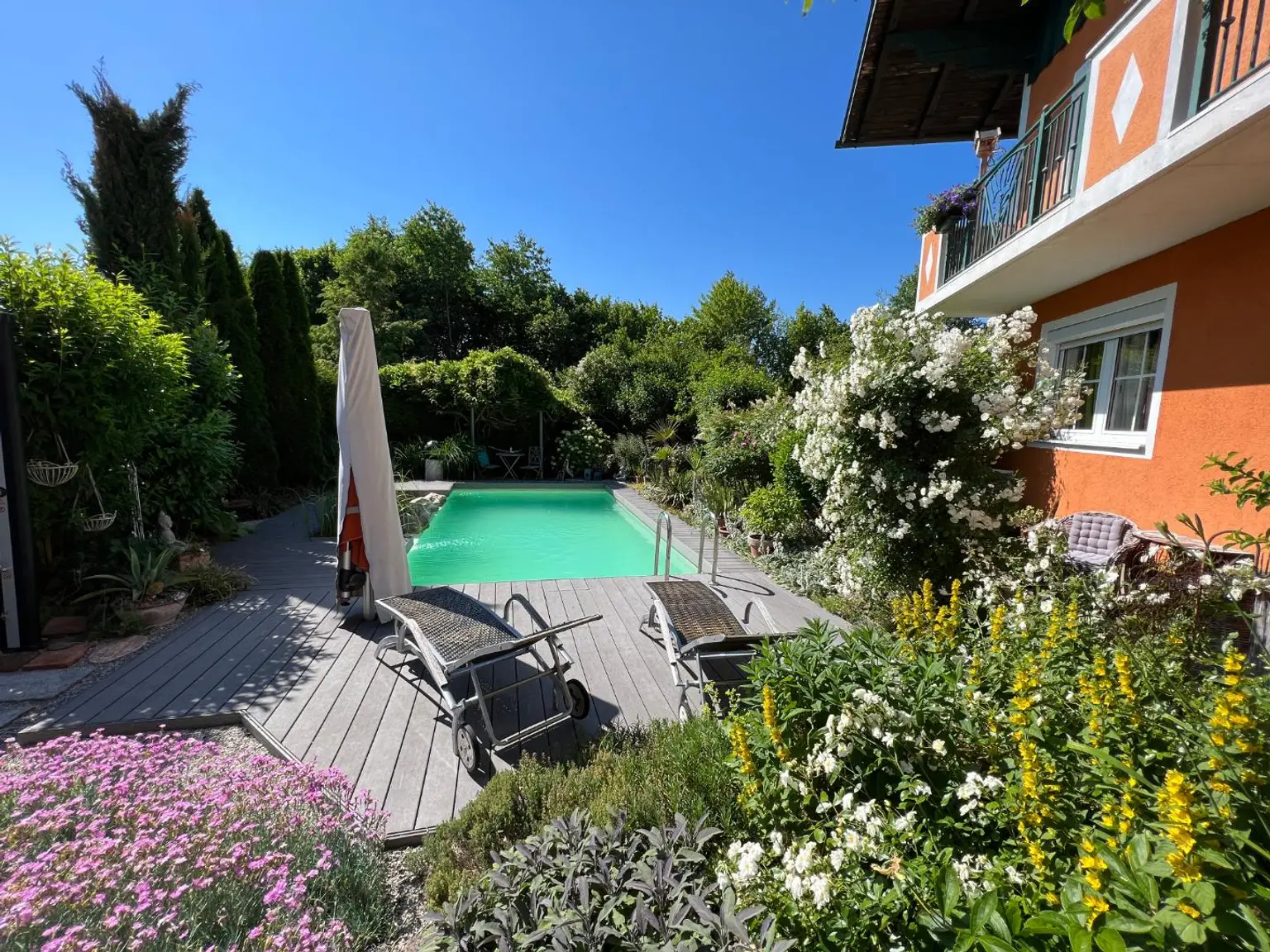 Charmantes Zweifamilienhaus mit idyllischem Naturpool