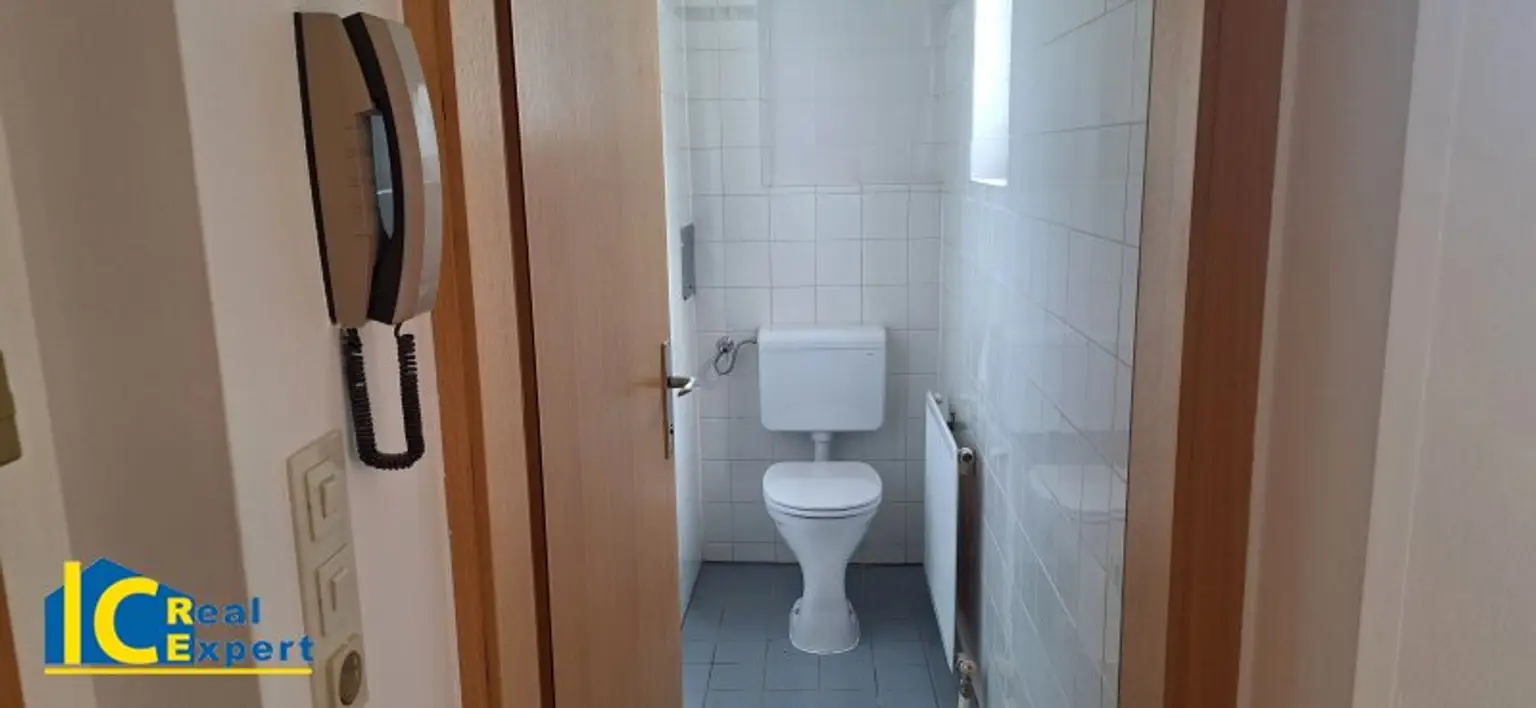 Getrenntes WC mit Fenster
