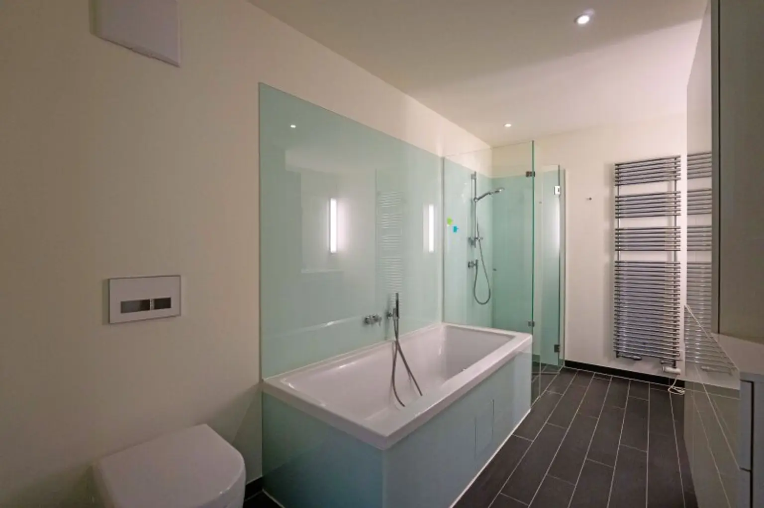 Bad mit Wanne, WC, bodengleicher Echtglasdusche, Waschtisch und Waschmaschinenanschluss