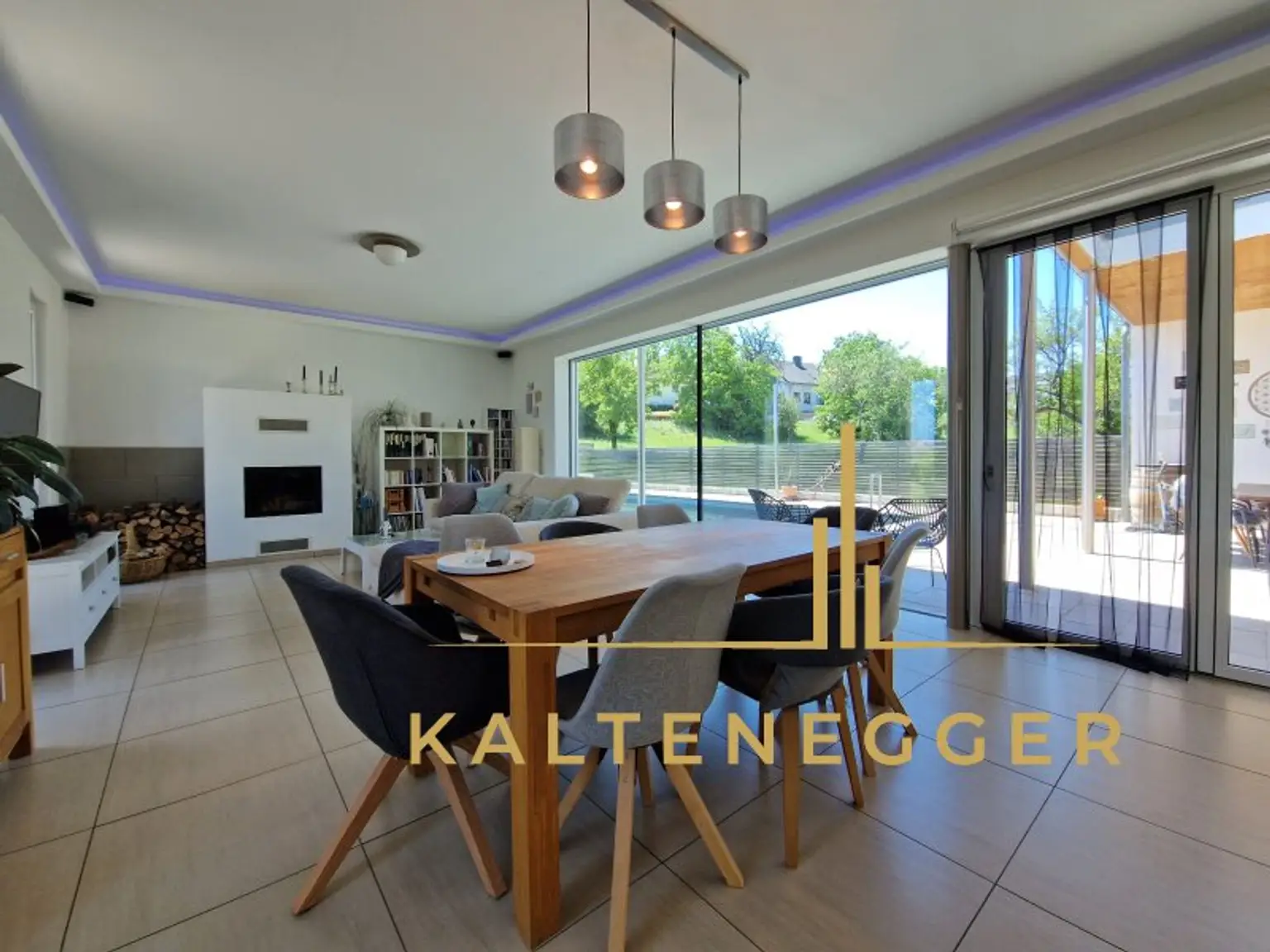 EG: Wohn-, Esszimmer ca. 54,60 m²