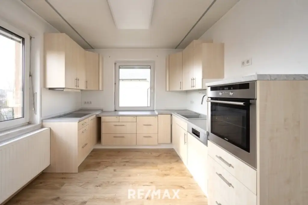 Voll unterkellertes Zweifamilienhaus mit Garten, Carport & Garage in sonniger Zentrumslage von Bad Hall!