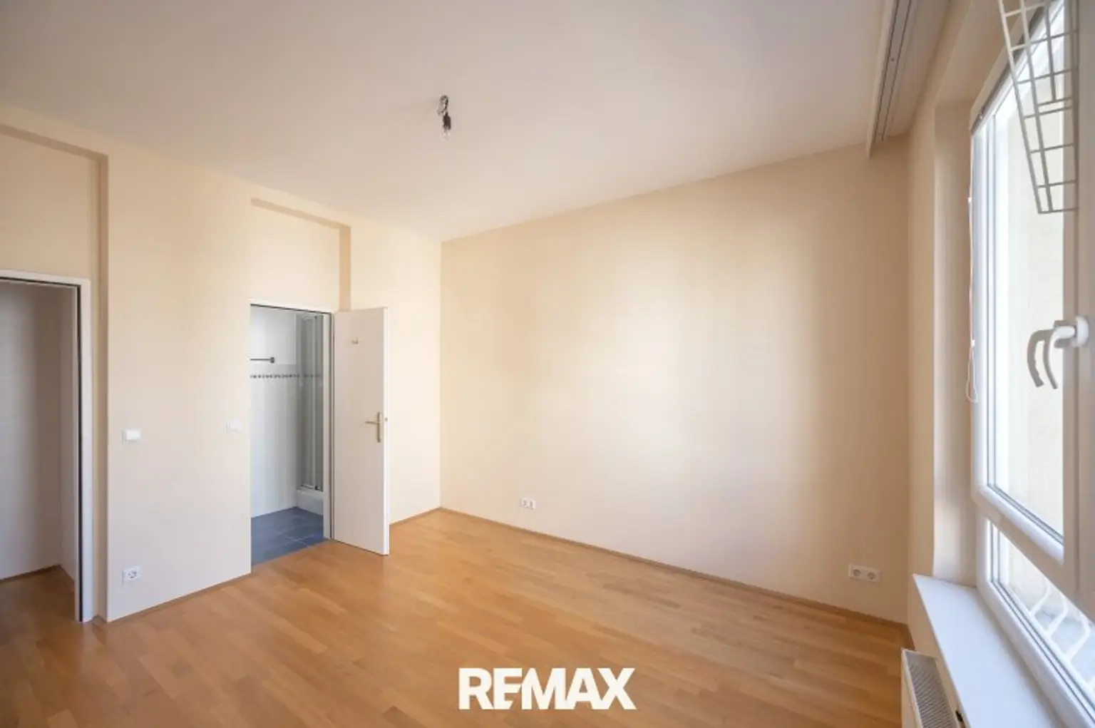 Schlafzimmer mit Duschbad