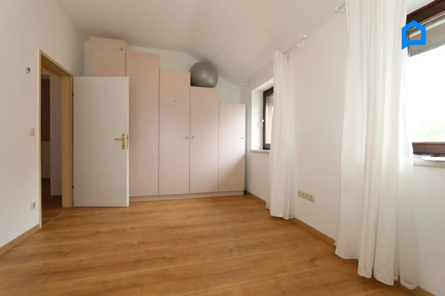 Sehr gepflegtes großzügiges Eckreihenhaus , Garten, Pergola, Terrasse, 4,5 Zimmer, plus Kellerräume, Garage