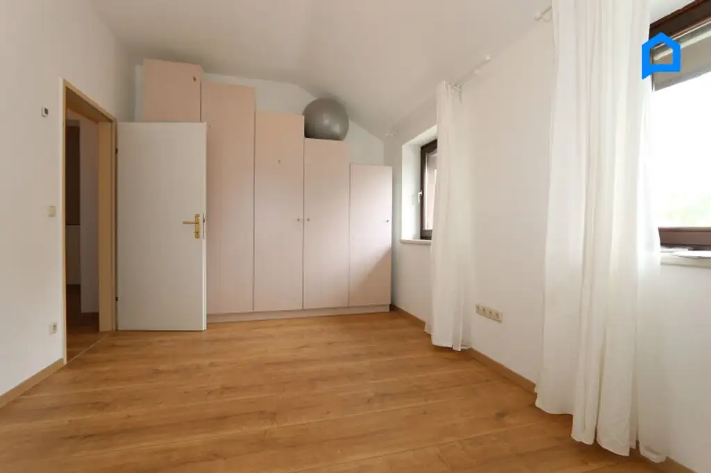 Sehr gepflegtes großzügiges Eckreihenhaus , Garten, Pergola, Terrasse, 4,5 Zimmer, plus Kellerräume, Garage